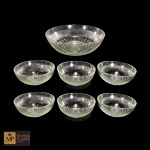  ANTIGA SALADEIRA COM SEIS BOWLS EM VIDRO  EM TOM ESVERDEADO, LAPIDAÇÃO DEDÃO E  CANELADA - MED: 6 X 20 CM E  4,5 X 11,5 CM -SALADEIRA APRESENTA UM TRINCADONA BORDA.