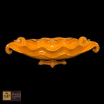 BELÍSSIMO CENTRO DE MESA EM FAIANÇA  COM FORMAS ONDULADAS EM ALTO RELEVO - NA COR MAMARELA FORTE COM DETALHES DOURADOS - BASE COM APOIO EMQUATRO PÉS  -MED: 12 X 45 X 22 CM. APRESENTA FIO DE CABELO  NA PARTE SUPERIOR DE UMA DAS PEGAS.