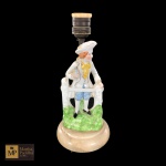 ANTIGO  ABAT-JOUR  COM ESCULTURA EM PORCELANA REPRESENTANDOJOVEM GALANTE COM FLORES E BASE EM ALABASTRO -MED: 24, 5  X 11 CM -BASE NO ESTADO E FALTA FIAÇÃI