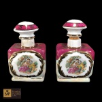 PAR DE PERFUMEIROS EM PORCELANA BRANCA E ROSA COM CENA GALANTE AO CENTRO EM UM LADO E  DECORAÇÃO FLORAL NO VERSO, COM  FLORES E DETALHES EM DOURADO - MED: 14 X 8 X 5 CM.