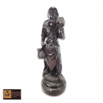 ANTIGA ESCULTURA EM ESTUQUE REPRESENTANDO  FIGURA ORIENTAL  EM BASE CIRCULAR - MED: 26 X  9 CM. PERDA NA BASE.