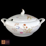 SOUPEiRA EM PORCELANA SCHMIDT NA COR BRANCA COM DECORAÇÃO FLORAL E FRISO DOURADO -   MED:18 X 32 CM.