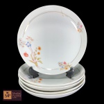  CINCO PRATOS FUNDOS EM PORCELANA SCHMIDT NA COR BRANCA COM DECORAÇÃO FLORAL E FRISO DOURADO .