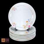  SEIS PRATOS DE SOBREMESA EM PORCELANA SCHMIDT NA COR BRANCA COM DECORAÇÃO FLORAL E FRISO DOURADO .