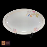  TRAVESSA EM PORCELANA SCHMIDT NA COR BRANCA COM DECORAÇÃO FLORAL E FRISO DOURADO  - MED: 3 X 36 X 22,5 CM. 
