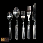 STAINLESS STEEL - CONJUNTO DE TALHERES EM INOX COM CABO EM ACRÍLICO TRANSLÚCIDO  PARA  UMA PESSOA, COLHER DE SOPA, GARFO E FACA PARA JANTAR E COLHER E GARFO PARA SOBREMESA.