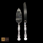 STAINLESS STEEL - CONJUNTO DE TALHERES PARA BOLOS E TORTAS EM INOX COM CABO EM ACRÍLICO TRANSLÚCIDO, FACA E ESPÁTULA  - MED: 33 CM E 37,5 X 5 CM.