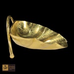 SABONETEIRA  EM METAL DOURADO MARTELADO REPRESENTANDO CONCHA, COM PEGA E APOIO  EM DOIS PÉS - MED: 7,5 X 18,5 X 14 CM.