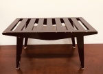 BANCO RIPADO EM MADEIRA NOBRE  - MED: 30 X 55 X 27  CM E 36 X  55 X 30 CM -   ACOMPANHA ALMOFADA NA COR BRANCA - BANCO NECESSITA REPARO  NA COR - RETIRADA EM NOSSO ESCRITÓRIO DA GLÓRIA.