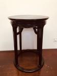 MESA  LATERAL REDONDA EM  MADEIRA NOBRE ESCURA  COM ESPETACULARES  DETALHES. MED: 63 X  45 CM.   (RETIRADA NA GLORIA).