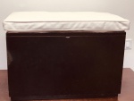 BANCO -BAÚ EM MADEIRA  -MED:  40 X 65 X  40 CM. E  47 X 67 X 40 CM ACOMPANHA ALMOFADA -NECESSITA PEQUENOS REPAROS (RETIRADA NA GLORIA).