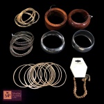 QUARENTA E UMA PULSEIRAS VARIADAS, TRÊS EM MADEIRA,  DUAS EM METAL PRATEADO LARGAS( SENDOUMA MARTELADA),DOZE PULSEIRAS FINAS  PRATA E ROSA ,DOZE DOURADAS E DOZE OURO VELHO.