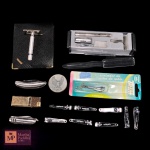 DEZESSSEIS PEÇAS, INCLUINDO CONJUNTO PARA TOILET NO ESTOJO,  ISQUEIRO, BARDEADOR, DOIS CANIVETES ,ABRIDOR DE CARTAS,CORTADORES DE UNHA COM SERRA E CARTEIRA EM COURO NA COR PRETA (MARCAS DE GUARDADA NA PARTE INTERNA).