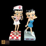 COLECIONISMO - ESCULTURA  EM RESINA DA BETTY  BOOP - MED: 12,5 X 5 X 5 CM E 14 X 5 X 5 CM. UMA APRESENTA FALTA DE UM PÉ.
