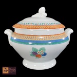 VISTA ALEGRE - BELÍSSIMA SOUPEIRA EM PORCELANA PORTUGUESA NA COR BRANCA COM FAIXAS FLORAISE TRANÇADOS,DECALQUE DE FLORES E FRUTAS CENTAL E PEGA REPRESENTANDO FRUTAS EM ALTORELEVO. MED:24 X 30 CM.