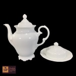 SCHMIDT - BULE PARA CAFÉ E MANTEIGUEIRA EM PORCELANA BRANCA COM ARABESCOS EM ALTO RELEVO - MED: 22 X 23 CM E  8 X 16 CM.