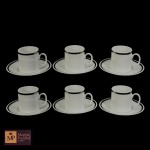 SEIS XÍCARAS PARA CAFÉ  COM RESPECTIVOS PIRES, EM PORCELANA  BRANCA COM FRISO PRATA DA MANUFATURA RENNER.