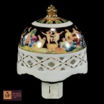ABAT-JOUR DE TOMADA EM PORCELANA  DM,NA COR BRANCA COM DECORAÇÃO  COM CENAS MITOLÓGICAS E DETALHES EM OURO -MED: 13 X 8 X 6 CM - FUNCIONANDO.