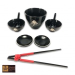 COLEÇÃO EXCLUSIVA PORCELANA JAPONESA BY KENZO TAKADA - SETE PEÇAS, INCLUINDO HASHIDE SERVIÇO, BOWLGRANDE .QUATRO BOWLS E DUAS COLHERES.<br><br>