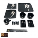 COLEÇÃO EXCLUSIVA PORCELANA JAPONESA BY KENZO TAKADA DEZESSEIS PEÇAS DE CONJUNTO QUADRADO,INCLUINDO GRANDE PRATO QUADRADO,DOSI PARES DE HASHIS,QUATRO DESCAÇOS PARA HASHIS EM LATA DE METAL,MOLHEIRA, E SEIS PEÇAS ENTRE PRATOS E COPOS,UM PRATO COM BICADO.<br><br><br><br>