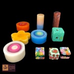 DEZ VARIADAS VELAS DECORATIVAS - MAIOR:14 CM E MENOR: 4,5 CM. ALGUMAS APRESENTAM MARCAS DO TEMPO.