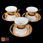TRÊS XÍCARAS PARA UM GOLE COM RESPECTIVOS PIRES, EM PORCELANA  BRANCA COM DECORAÇÃODE CAMPO ORIENTAL E ASAS  DOURADAS. .