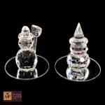 DUAS ESCULTURAS EM CRISTAL REPRESENTANDO BONECOS DE NEVE, EM BASE CIRCULAR ESPELHADA- MED TOTAL: 6 X 5 CM E 5,5 X 5 CM.