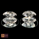 DUAS ESCULTURAS EM CRISTAL REPRESENTANDO OSTRAS COM PÉROLAS, EM BASE CIRCULAR ESPELHADA- MED TOTAL: 4  X 5 CM.