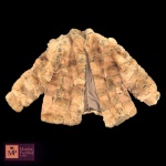 CRIEX - CASACO DE PELE NATURAL  NA COR MARROM,E BOLSOS LATERAIS. - MED: 75 CM E OMBRO:53 CM -NECESSITA REPARO.