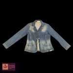 DIMPUS - JAQUETA EM JEANS, TAMANHO M - MED: 60 CM E OMBRO: 45CM.