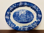 ENOCH WOODS ENGLISH SCENERY WOODS  SONS - TRAVESSA EM PORCELANA INGLESA, DECORAÇÃO COM PAGODES E BORDAS FLORAIS NAS CORES AZUL E BRANCA -  MED: 2 X 28 X 23 CM.