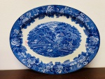 ENOCH WOODS ENGLISH SCENERY WOODS  SONS - TRAVESSA EM PORCELANA INGLESA, DECORAÇÃO COM PAGODES E BORDAS FLORAIS NAS CORES AZUL E BRANCA-  MED: 2 X 31 X 24,5 CM.