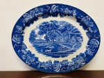 ENOCH WOODS ENGLISH SCENERY WOODS SONS - TRAVESSA EM PORCELANA INGLESA  DECORADA  COM PAGODES E BORDAS FLORAIS NAS CORES AZUL E BRANCA - MED: 2,5 X 36 X 28 CM.