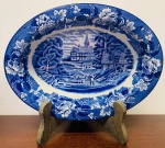 ENOCH WOODS ENGLISH SCENERY WOODS  SONS - TRAVESSA FUNDA OVAL EM PORCELANA INGLESA, DECORAÇÃO COM PAGODES E BORDAS FLORAIS NAS CORES AZUL E BRANCA  -  MED: 5 X 22 X 17 CM.