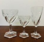 LOTE COM CATORZE (6+4+4) TAÇAS EM DEMI CRISTAL.  MED: 15 X 9 CM (4 TAÇAS) , 16 X 6 CM (4 TAÇAS) E 11,5 X 7 CM (6 TAÇAS).