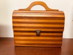 BOLSA EM MADEIRA RIPADA  -  MED: 26,5 X 28,5 X 9 CM.