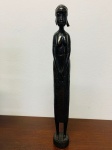 ESTATUETA ESCULPIDA MULHER AFRICANA  MED 36,5 X 4,5 X 5 CM. PERDA NA ORELHA.