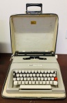MÁQUINA LETRA OLIVETTI NO ESTOJO  MED 11 X 35 X 35 CM