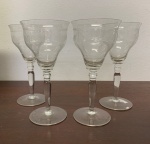 QUATRO TAÇAS EM VIDRO AO ESTILO SAINT LOUIS, LAPIDAÇÃO COM GUIRLANDAS FLORAIS  MED 18 X 9  CM
