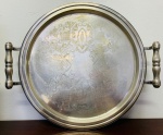 BANDEJA REDONDA EM METAL ESPESSURADO A PRATA COM PEGAS LATERAIS  MED 5,5 X 41 X 37,5 CM.