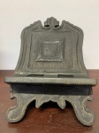 PORTA-BÍBLIA EM MADEIRA ESCURA  MED 3 X 24 X 40 CM.