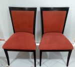 PAR DE CADEIRAS CLÁSSICAS EM MADEIRA NOBRE, ENVERNIZADOS, ASSENTO ESTOFADO EM TECIDO VERMELHO. MED 84 X 50 X 54 CM O TECIDO DO ESTOFAMENTO DE UMA DAS CADEIRAS, PRECISA SER TROCADO. RETIRADA EM LARANJEIRAS. 