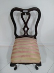 CADEIRA FABRICADA COM MADEIRA NOBRE, PESADA, E ACENTO ESTOFADO. O TECIDO DO ESTOFAMENTO DEVE SER LAVADO. MED 91 X 45 X 45 CM. RETIRADA EM LARANJEIRAS. 