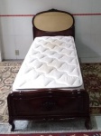 CAMA DE SOLTEIRO FABRICADA COM MADEIRA NOBRE, ENVERNIZADA, E CABECEIRA COM PALHINHA. MED 58 X 85 X 193 CM. ACOMPANHA COLCHÃO. CAMA E COLCHÃO EM BOM ESTADO. RETIRADA EM LARANJEIRAS. 