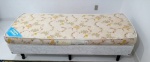 CAMA DE SOLTEIRO EM ESTILO AMERICANO. ACOMPANHA COLCHÃO. MED 46 X 77 X 187 CM. RETIRADA EM LARANJEIRAS. 