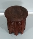BANQUINHO DECORATIVO ORIENTAL, TODO TRABALHADO POR ARTESÃO ORIENTAL. MED 31 X 30 CM.