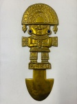 PEÇA DECORATIVA DE ORIGEM MEXICANA, PRODUZIDA EM METAL DOURADO E 2 PEDRAS INCRUSTADAS SUBSTITUINDO AS VISTAS. MED 26 C 17 CM.