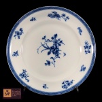 VISTA ALEGRE - PRATO DECORATIVO EM PORCELA PORTUGUESA BRANCA, COM DECORAÇÃOFLORAL AZUL . MED:26 CM.