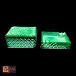 CIGARREIRA E CINZEIRO EM VIDRO VERDE COM LAPIDAÇÃO GEOMÉTRICA EM ALTORELEVO -MED:5 X 12 X 8,5 CM E 3 X 12 X 9 CM. APRESENTAM PERDAS.