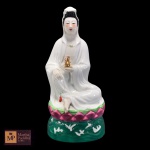 ANTIGA ESCULTURA EM PORCELANA ORIENTALREPRESENTANDO DEUSA KUAN- MED:36 X 20 X 14 CM. - KUAN YIN É UMA DEUSA VENERADA EM TODO O ORIENTE. CONHECIDA COMO A DEUSA DA COMPAIXÃO, TEVE SEU CULTO INICIADO NA CHINA, HÁ MILÊNIOS. A PRINCIPAL FORÇA ARQUETÍPICA QUE ELA REPRESENTA É A DA GRANDE MÃE, POR SER A PROTETORA DAS MULHERES GRÁVIDAS E DAS CRIANÇAS.